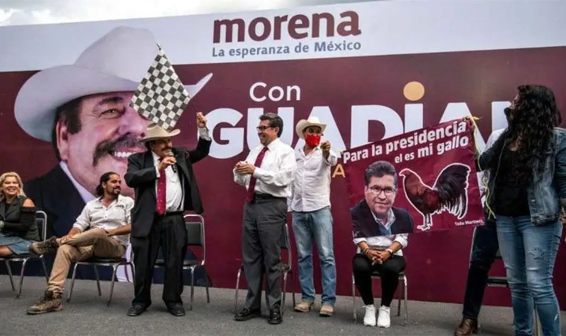 En plaza de toros en Coahuila destapan a Monreal