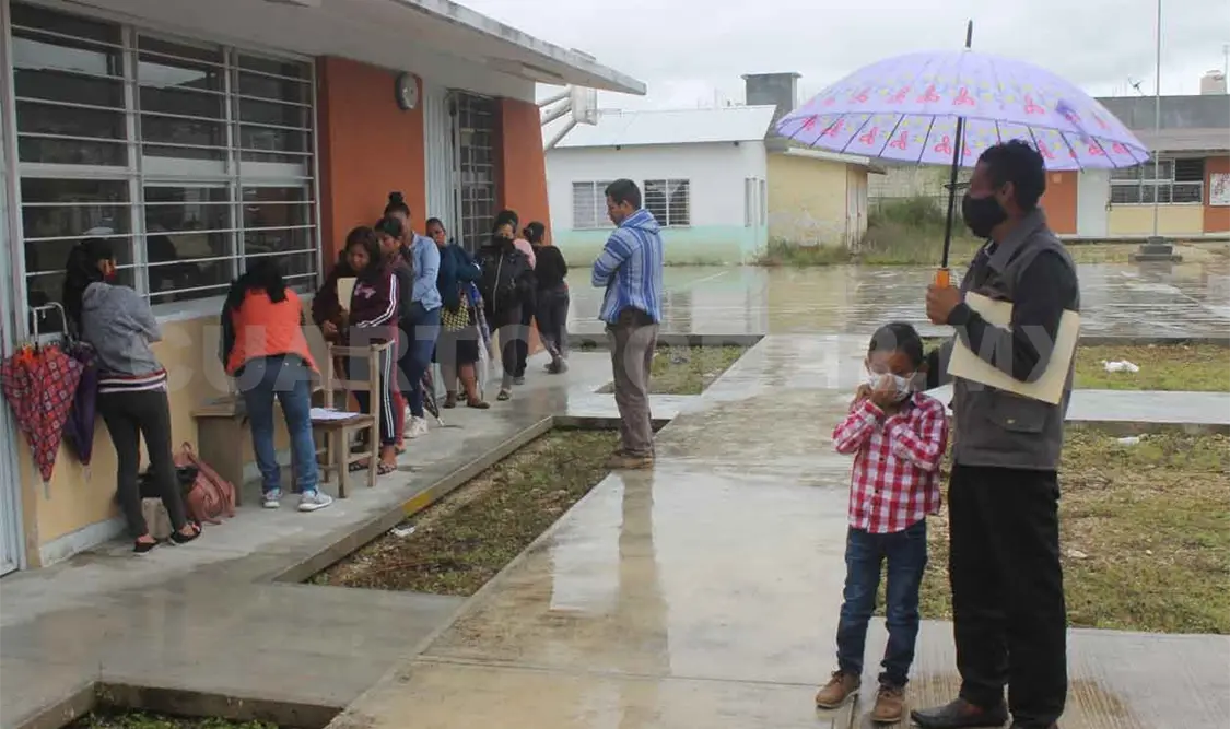 Niños se graduaron bajo la lluvia por falta de instalación
