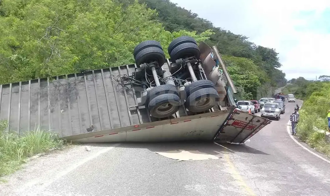 Vuelca tráiler con 40 toneladas de cerveza