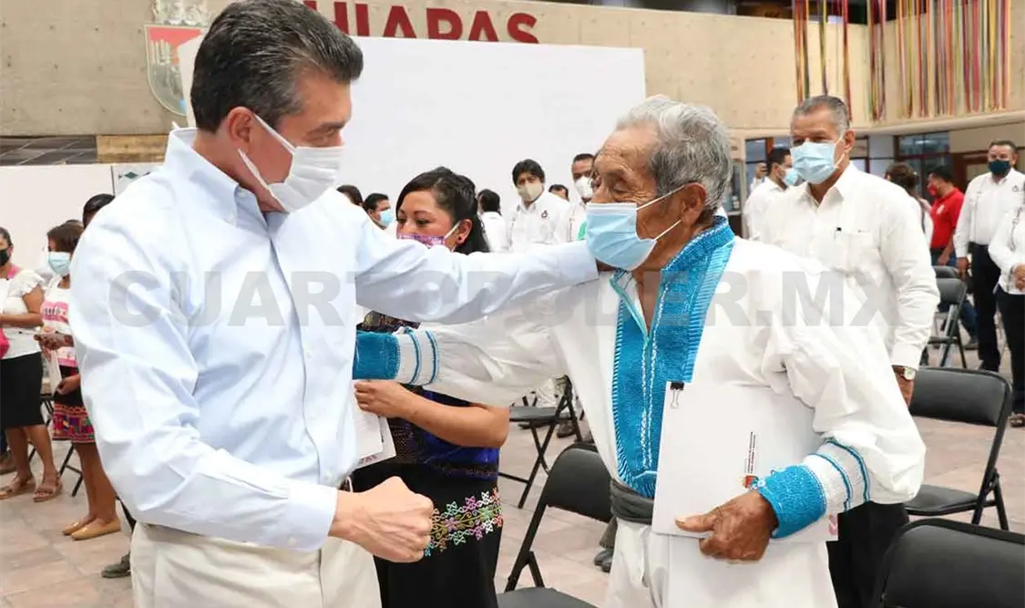 Reconocen a graduados de Educación Básica