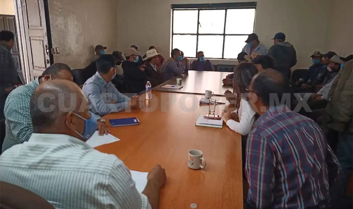 Desplazados pactan desbloqueo de carretera federal