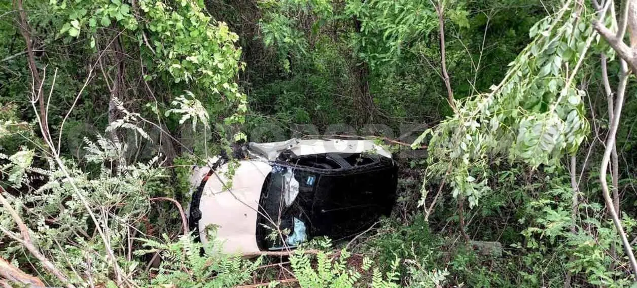 Camioneta vuelca y cae al fondo de un barranco