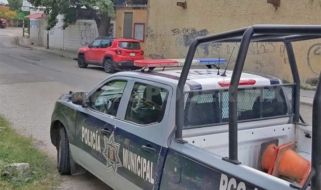 Elementos de la Policía Municipal y Estatal acudieron para tomar conocimiento tras el hallazgo del cadáver. Ulises López / CP