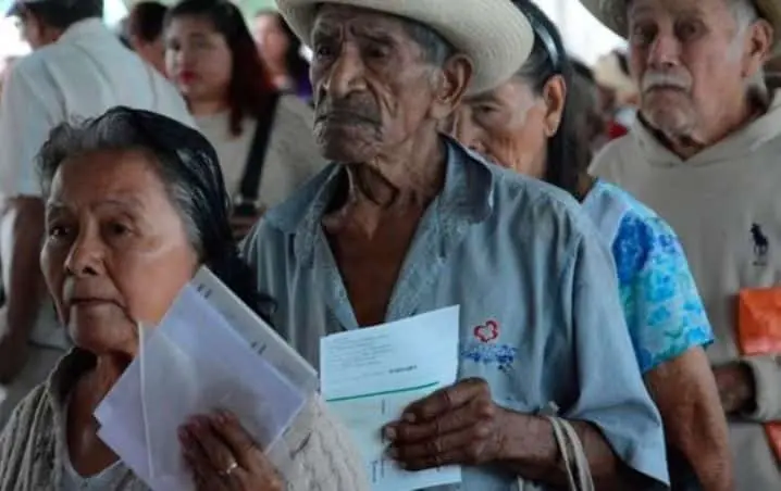 La meta es incorporar a 2.2 millones de adultos mayores más en los siguientes bimestres. Cortesía