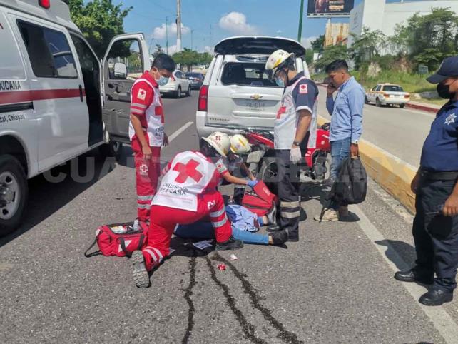 Se estrella contra una camioneta aparcada Se estrella contra una camioneta aparcada