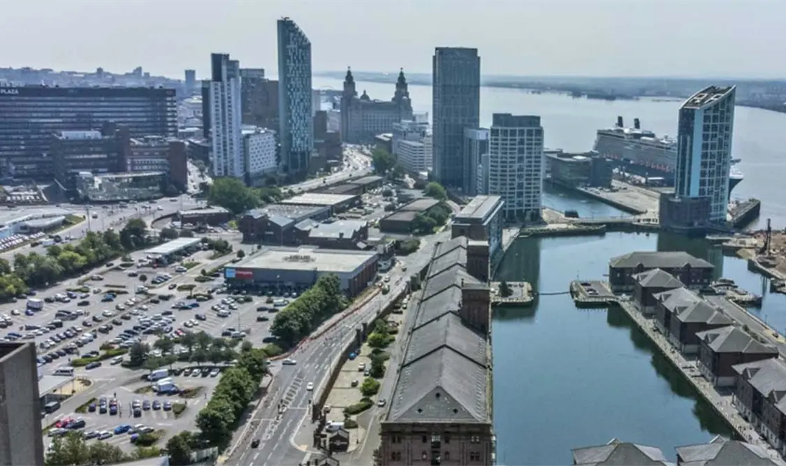 La construcción de altos edificios y de un estadio de futbol eliminaron el atractivo de los muelles victorianos, considera la Unesco. Cortesía