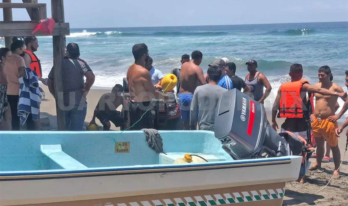 Salvan a oaxaqueño de ahogarse en Puerto Arista