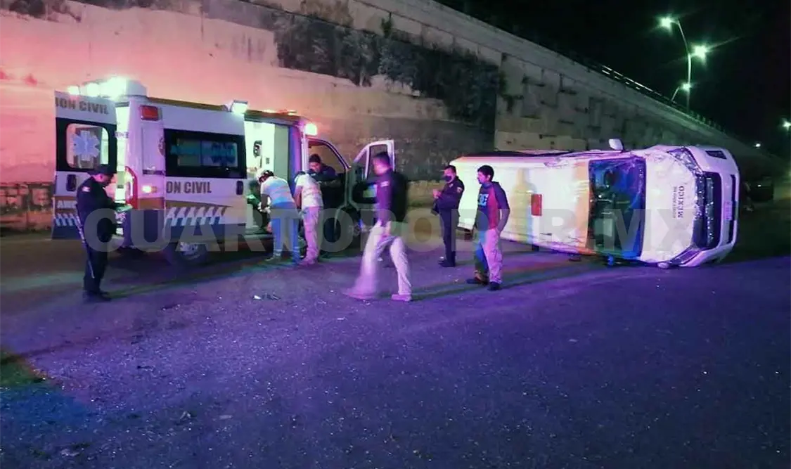 Camioneta del INM choca y queda volcada