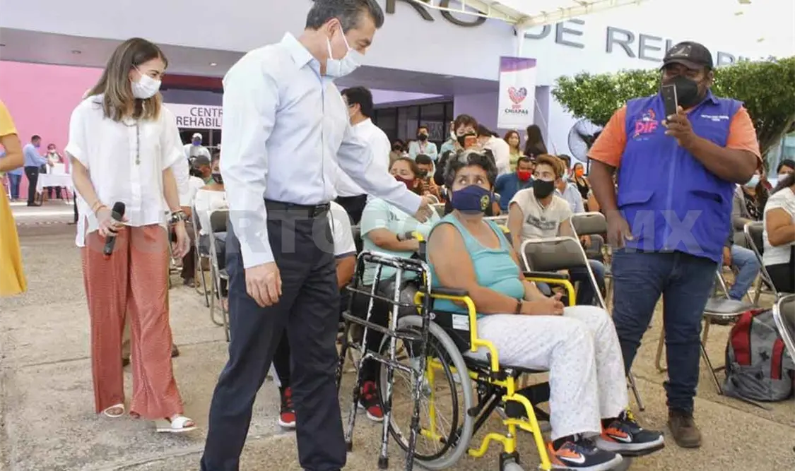 Entregan medicamentos a personas sin seguridad social