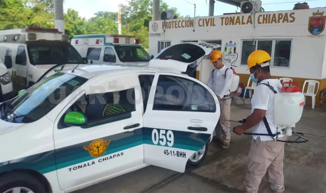 Fumigan taxis y colectivos en Tonalá