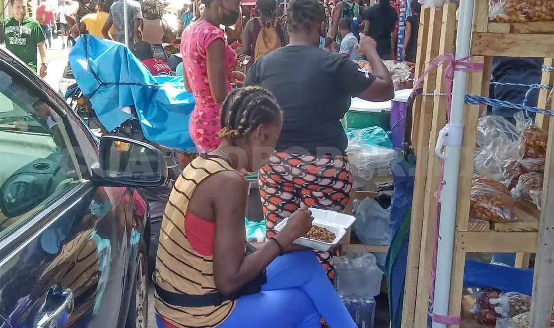 Ambulantes haitianos se apropian de banquetas