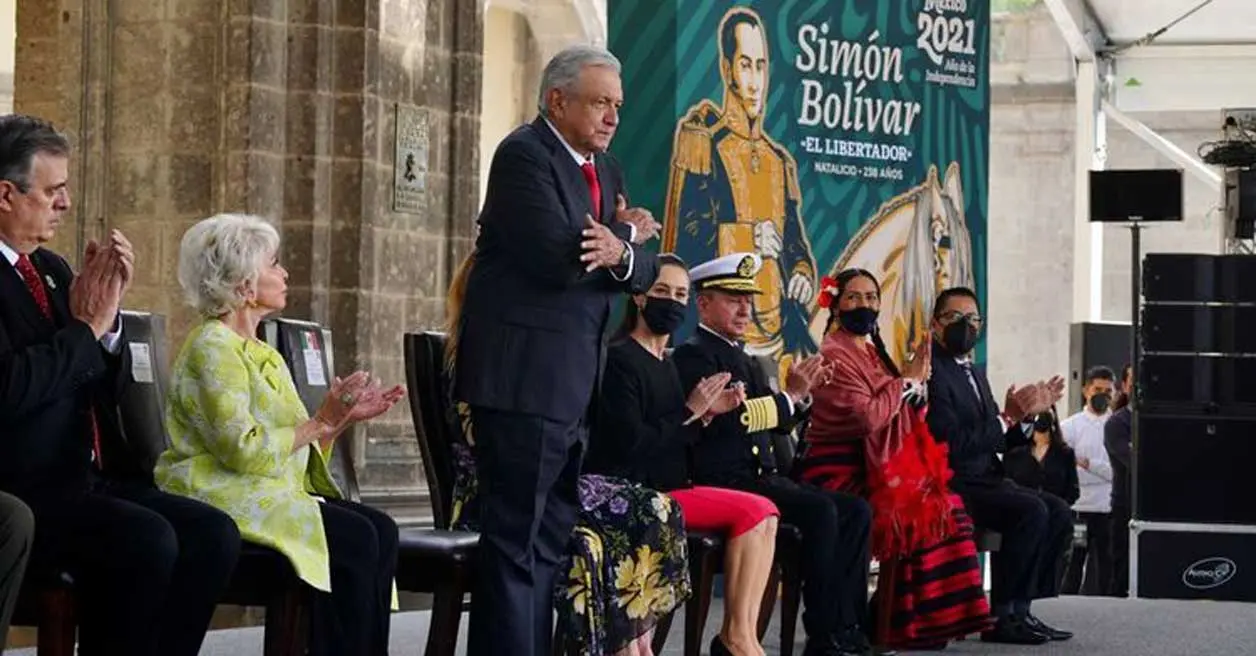 Ante representantes de la Celac, el presidente conmemoró el 238 natalicio del libertador Simón Bolívar, en el alcázar de Chapultepec. Presidencia