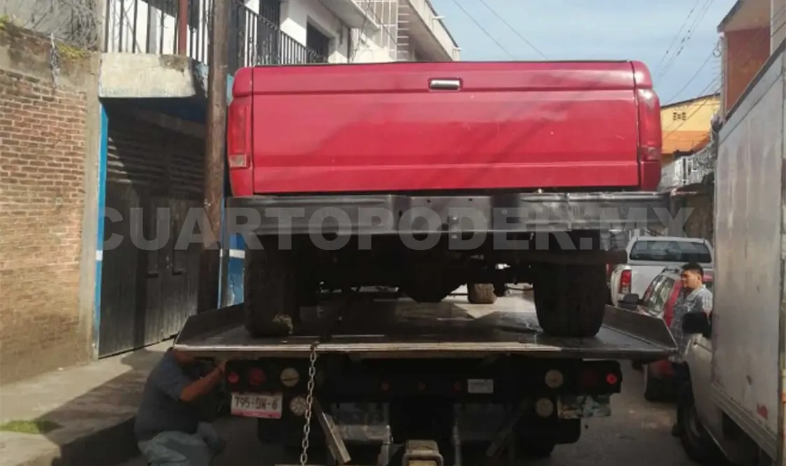 Vehículos abandonados en la vía pública fueron llevados al corralón y otros propietarios fueron apercibidos para retirarlos de las banquetas. Víctor Sánchez / CP