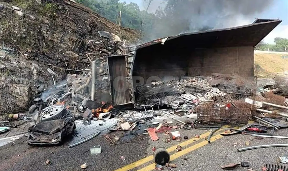 Tiempo después de controlarse el siniestro, lo que quedó del cuerpo fue retirado del lugar, mientras que la unidad fue llevada al corralón. Ulises López / CP
