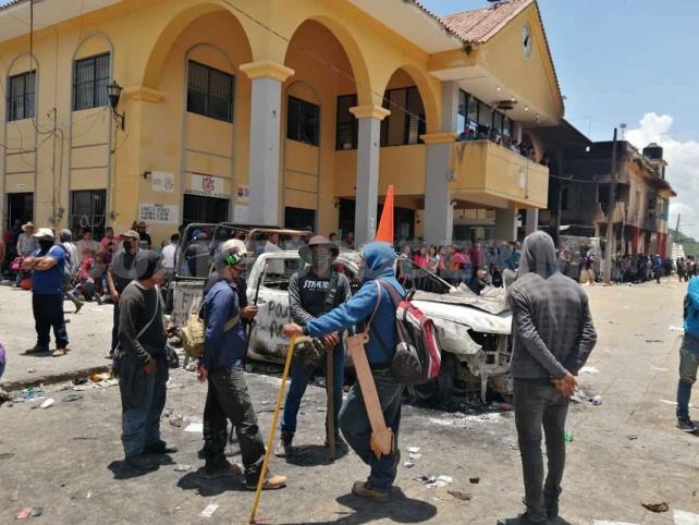 Saquean tiendas, queman viviendas y vehículos Saquean tiendas, queman viviendas y vehículos
