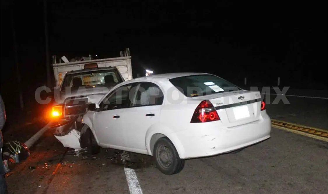 Invade carril y se estrella en camión