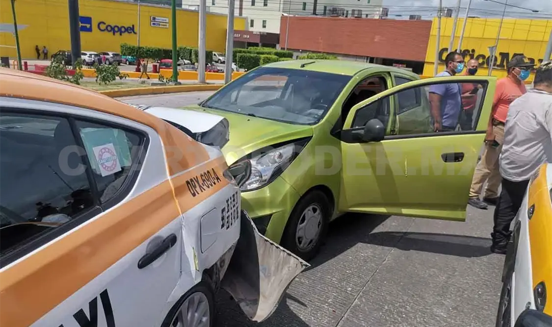 Spark se estrella en taxi; chafirete queda lesionado