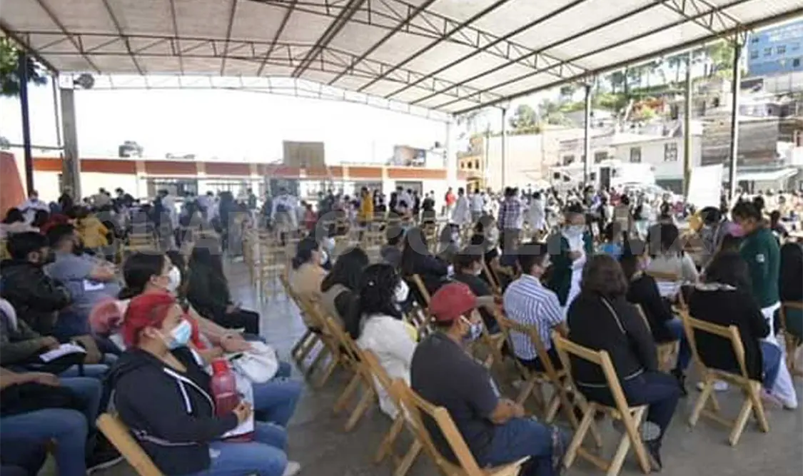 Jóvenes ponen la muestra al vacunarse