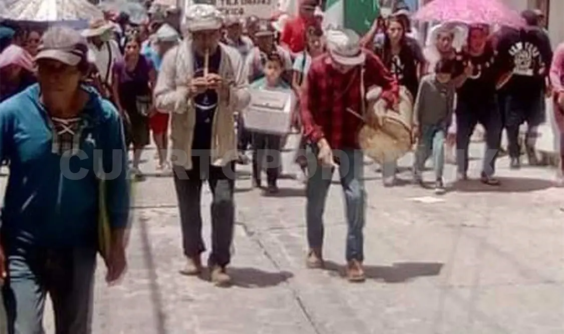 Pobladores recorrieron las calles hasta llegar a la plaza cívica en donde continuaron la celebración por el aniversario del ejido Tila. Manuel Martínez / CP