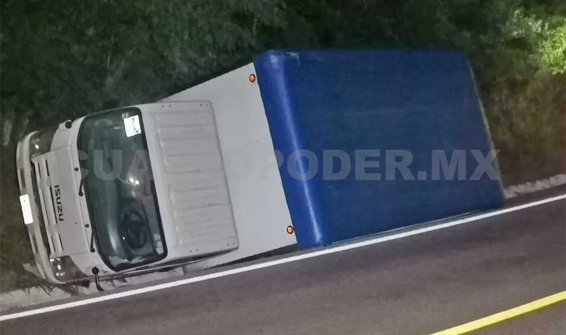 Al parecer fue el exceso de velocidad y la humedad de la cinta rodante lo que provocó que el chofer perdiera el control y volcara. Cortesía