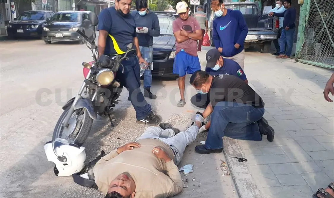 Con golpes en diferentes partes del cuerpo quedó el conductor de una motocicleta luego de ser atropellado por un Jetta. Ulises López / CP