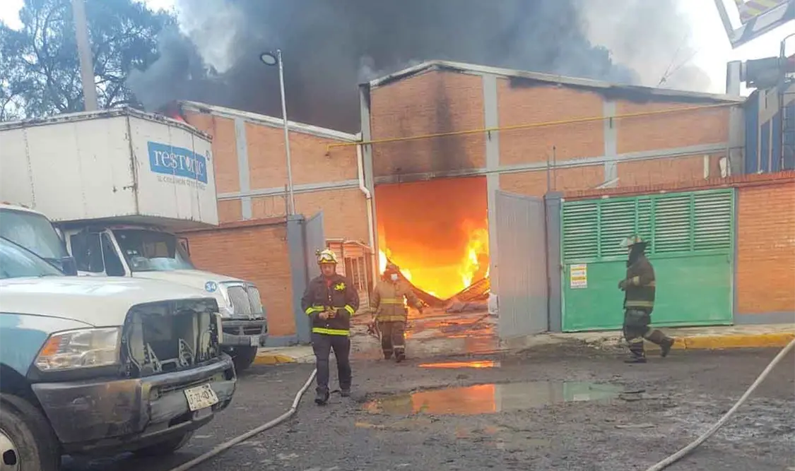 Sofocan incendio en fábrica de colchones