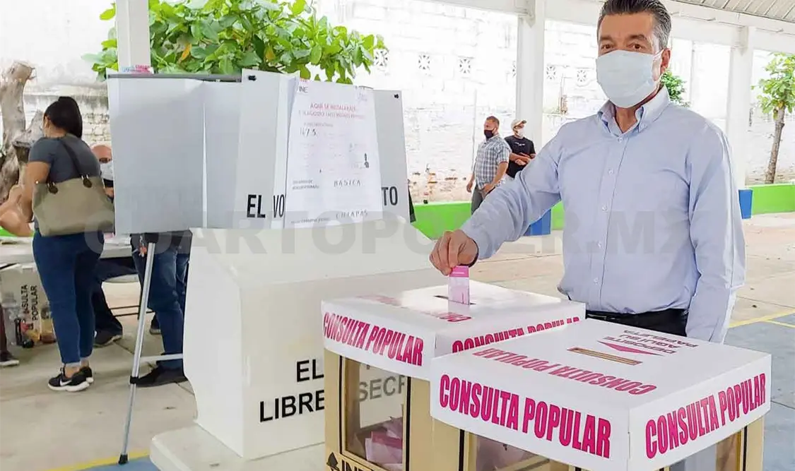 Rutilio Escandón Cadenas vota en la consulta popular