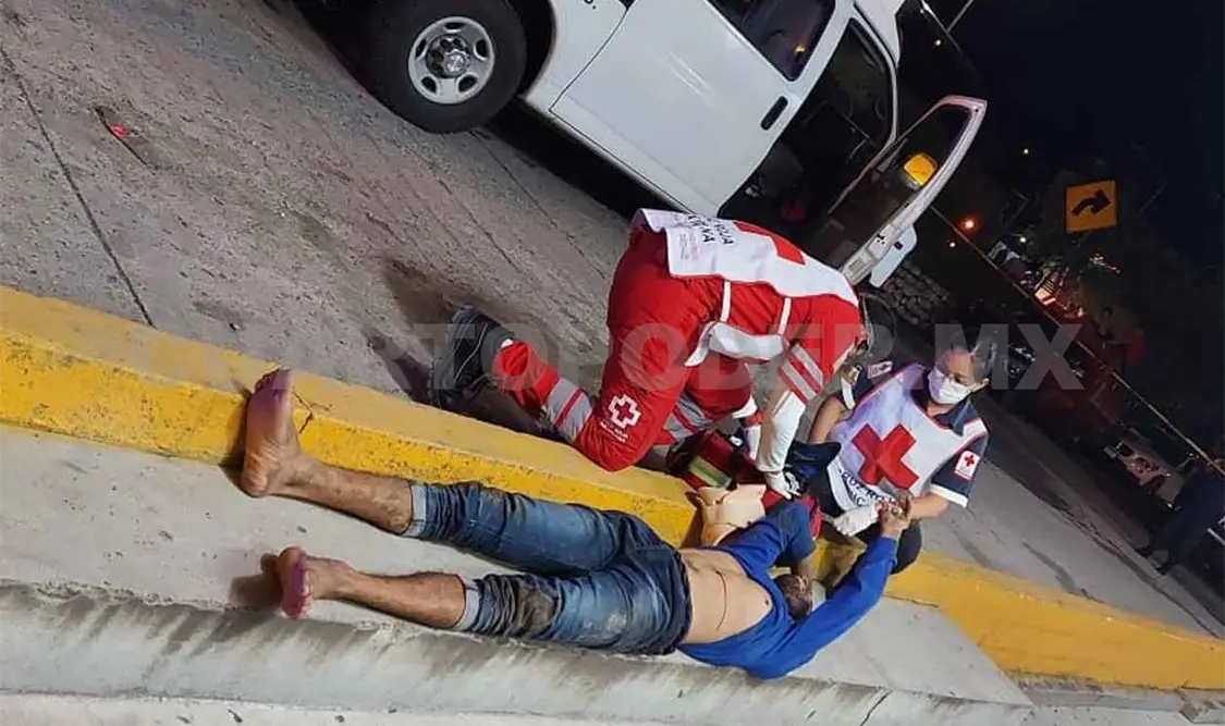 Bala perdida impacta en transeúnte
