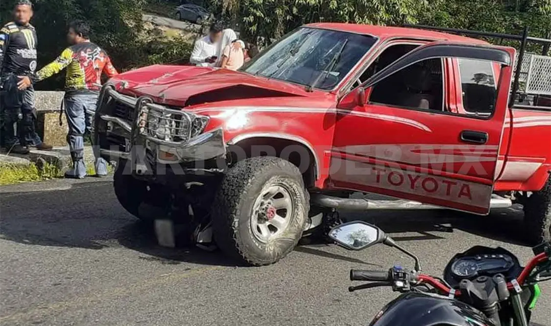 Muere motociclista al chocar contra camioneta