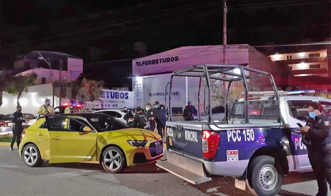 En balacera, automóvil recibe cerca de 15 impactos