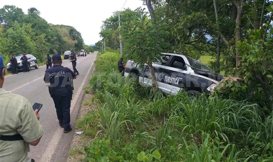 Se accidenta patrulla y policías resultan heridos