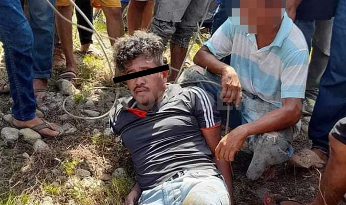 Roba moto; turba lo atrapa y le prende fuego
