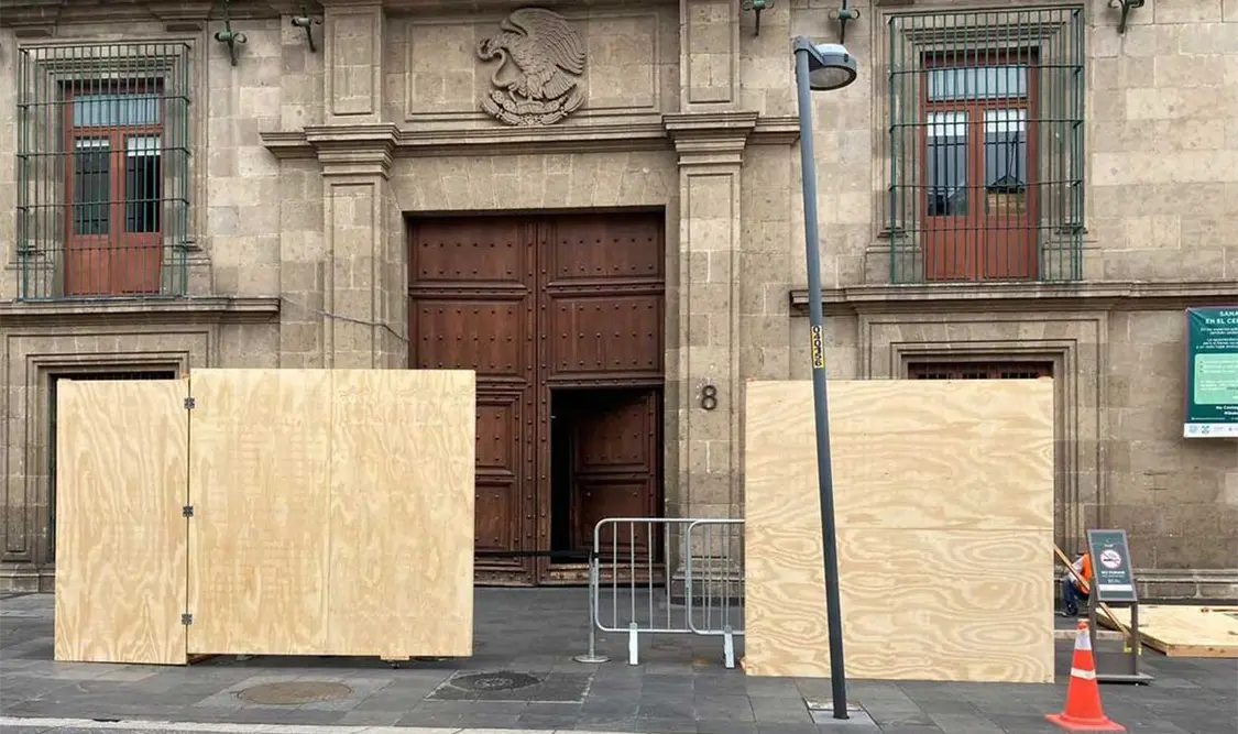 Inicia mantenimiento de portón en palacio nacional