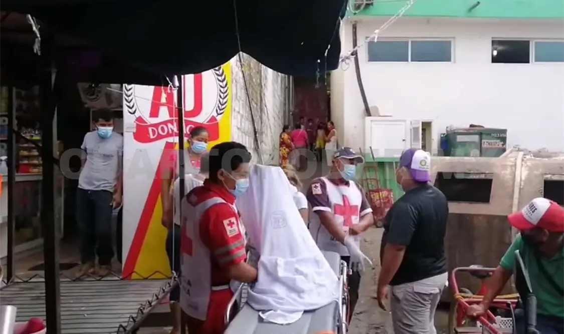 Mujer da a luz y abandona bebé en baño de mercado