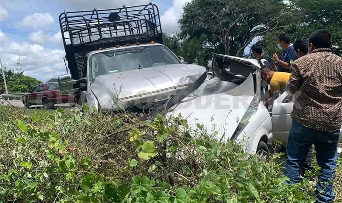 Conductor de Tsuru muere al estrellarse contra camión