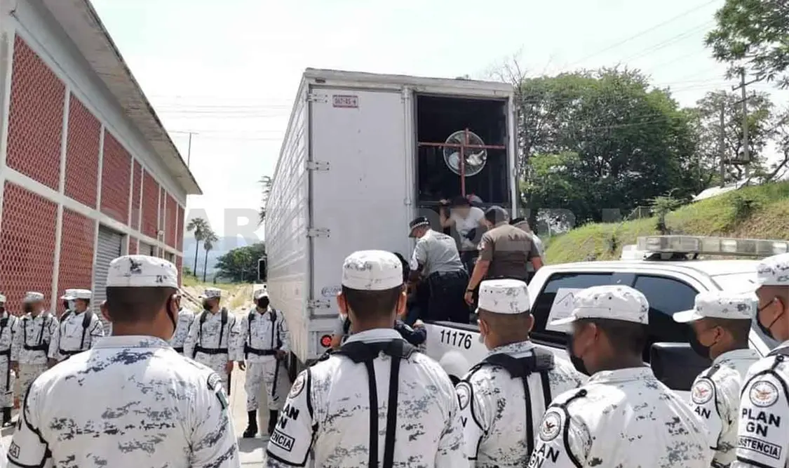 Rescatan a 93 migrantes que viajaban en un tráiler