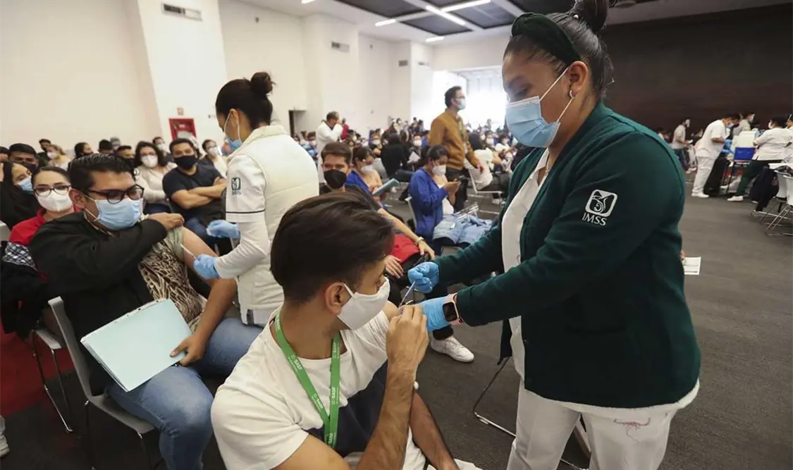 Un total de 73 mil trabajadores fueron inoculados contra la covid-19. Twitter