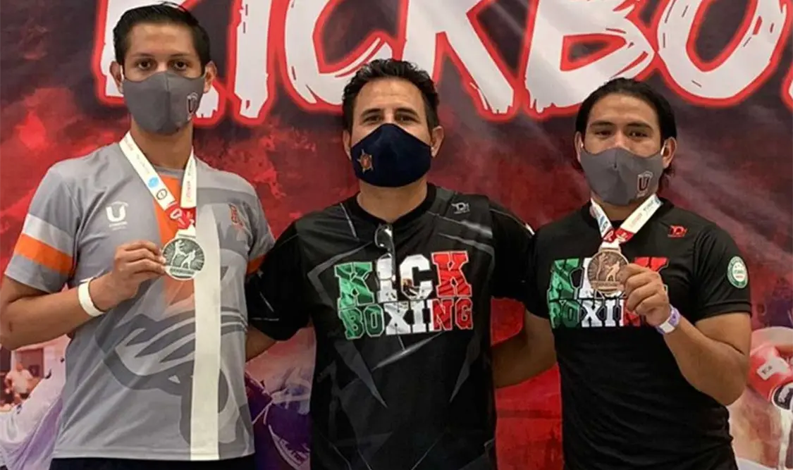 Atletas y el presidente de la Akibech, Tony Abarca, posando con sus medallas después de las competencias. Cortesía
