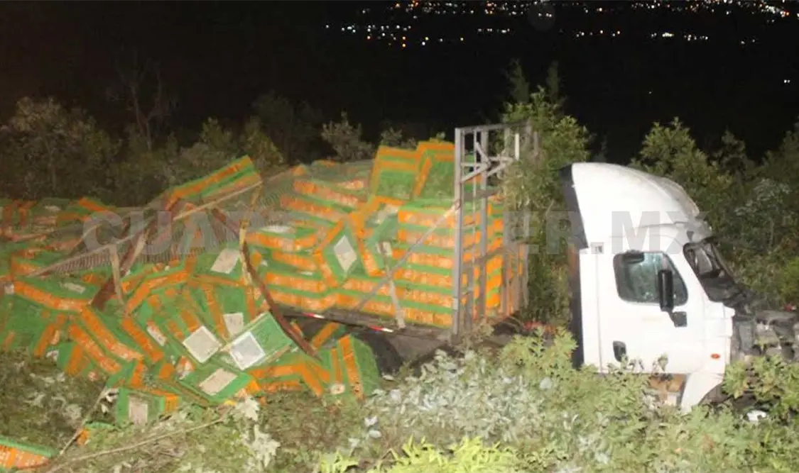 El accidente ocurrió la noche del viernes; al parecer fue el exceso de velocidad lo que provocó que la unidad sufriera la salida de camino. Juan Orel / CP