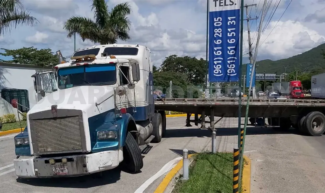 El percance ocurrió en el libramiento Norte Poniente, a escasos metros de llegar al semáforo de la carretera Chicoasén. Ulises López / CP
