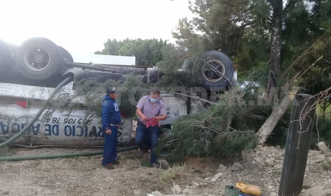 Vuelca pipa desenfrenada y se estrella contra portón