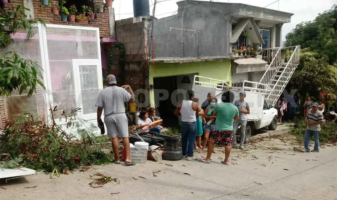 Se queda sin frenos y casi derriba una casa