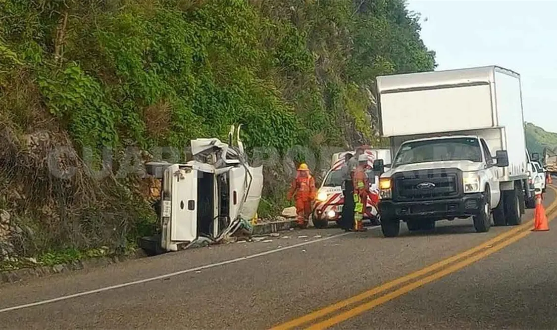 Chofer de Pick up queda entre los fierros retorcidos
