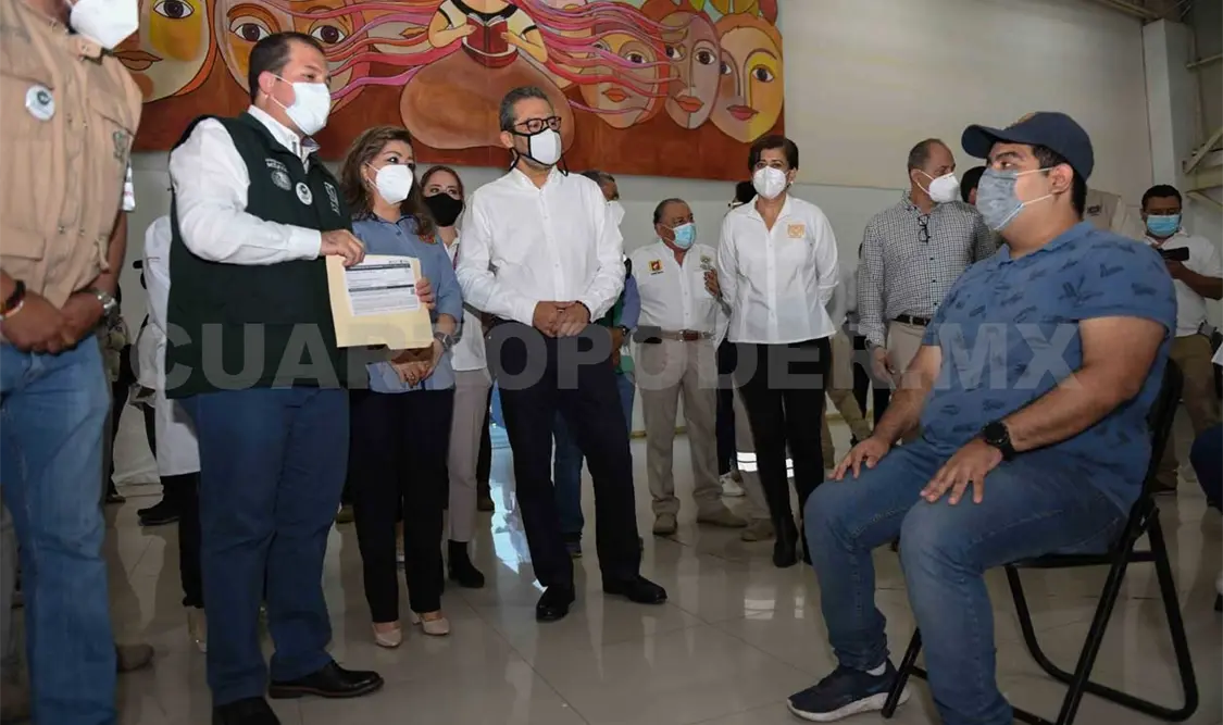 Cientos de jóvenes asisten a la Unach a vacunarse