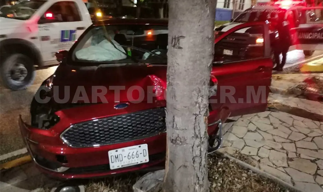 Se estrella contra árbol y destruye su vehículo