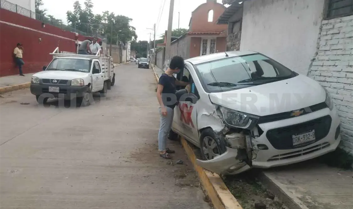 Chocan Beat y NP300 en cruce de calles