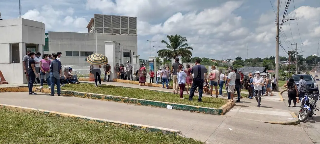 Tabasqueños se desplazan a módulos para vacunarse