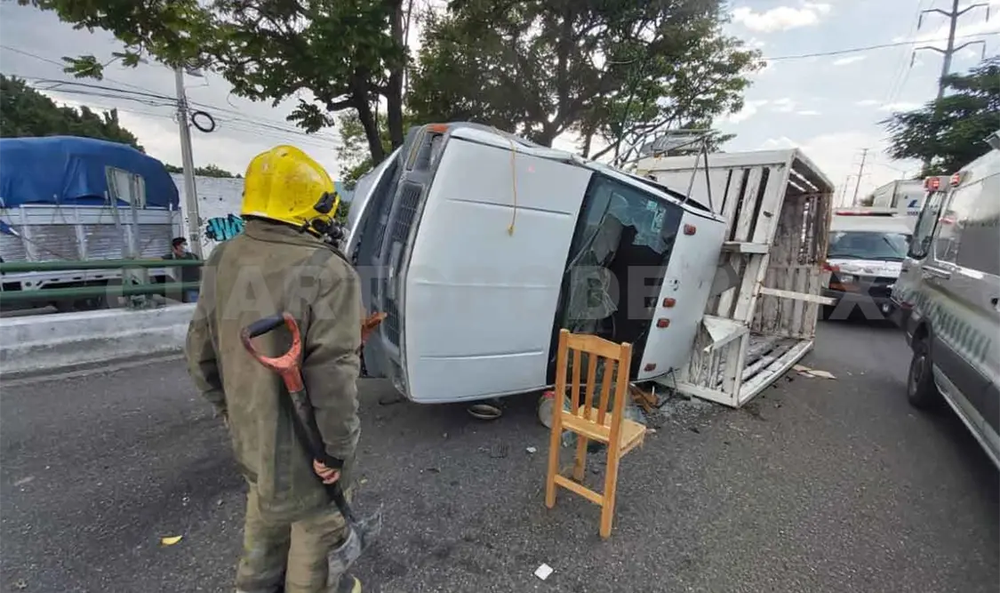 Cuatro lesionados al volcar un camión de mudanzas