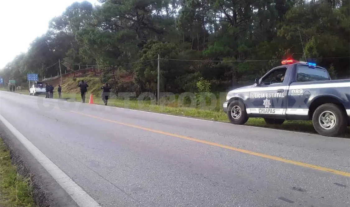 Encuentran a hombre muerto junto a carretera