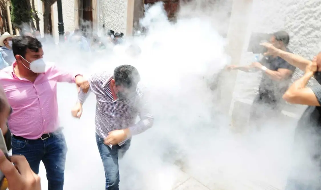 Sesionaron a puerta cerrada y con un inusitado despliegue de policías federales que presuntamente agredieron a los manifestantes. CP